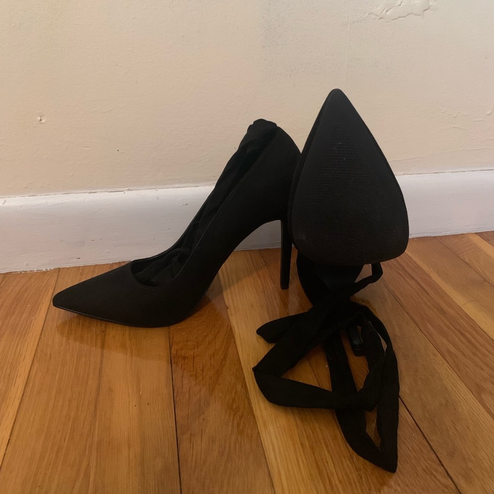 Shoe dazzle black pointed heel